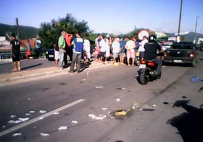 Idosa é atropelada por motocicleta perto de casa; filhos acabam agredindo motociclista