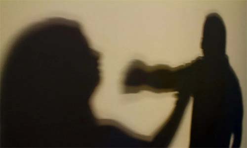 Filho expulsa mãe de casa e ameaça ‘comer o coração e arrancar os braços’ dela