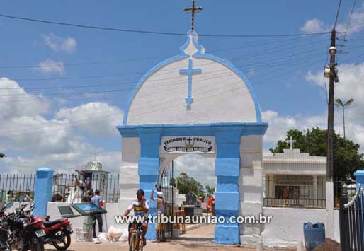 Secretaria de Infra Estrutura realiza limpeza e reposição das lâmpadas no 'Campo Santo dos Palmares'