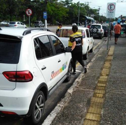 SMTT fiscaliza taxistas na parte baixa de Maceió