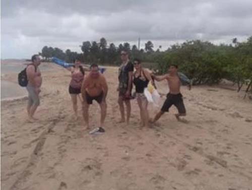 Foto flagra suspeito tentando furtar turistas em praia no litoral norte de Alagoas