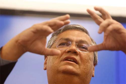 Após segunda falta, deputados querem condução coercitiva de Dino