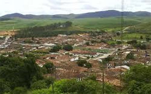 Idoso é Flagrado Supostamente Tendo Relações Sexuais com Adolescente em Canavial