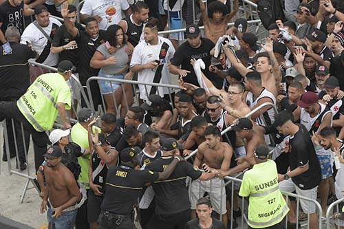 Após confusão lamentável com torcedores, Vasco bate Flu e é campeão