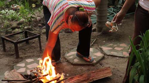 'Voltamos à Idade da Pedra': o retorno da cozinha a lenha por falta de gás no interior da Venezuela