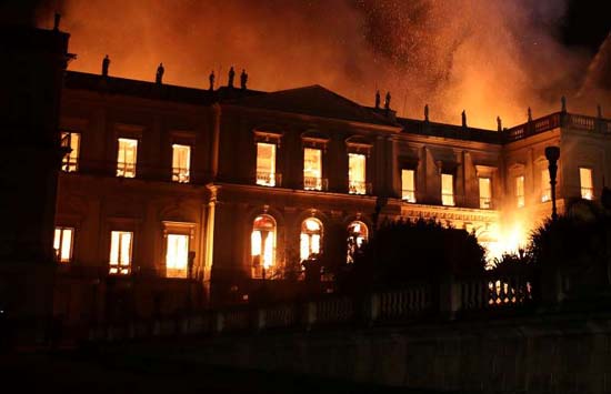 Fogo em Museu e Qualidade de Ensino são destaques de hoje na Agenda do Dia