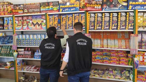 Procon Maceió autua cinco pontos de venda de fogos de artifício por irregularidades