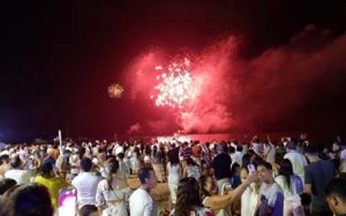 Milhares de pessoas lotam orla de Maceió para receber 2023 com queima de fogos