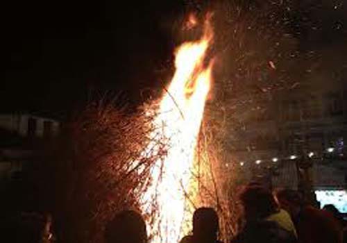 Mulher acusada de bruxaria é queimada viva em Papua-Nova Guiné 