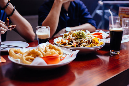 Cientistas descobrem por que você sente tanta fome quando bebe álcool