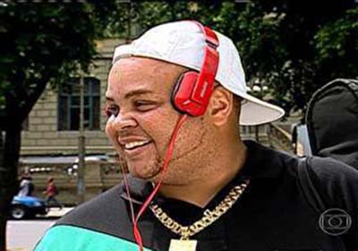 Uso ruim de fone de ouvido colabora para perda auditiva precoce no Brasil