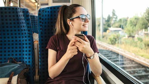 Mais de 1 bilhão de jovens estão sob risco por uso de fone e música alta; entenda