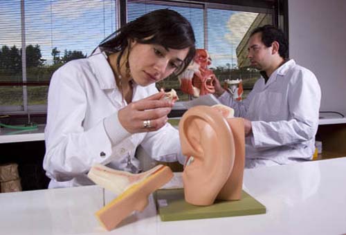 Conheça a fonoaudióloga que ensina travestis a falar como mulher 