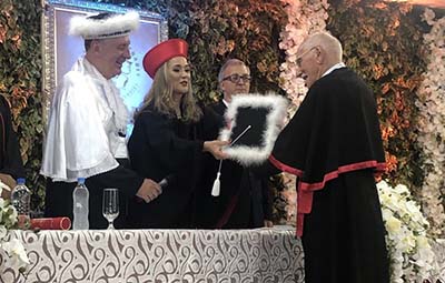 Idoso de 94 anos se forma em direito e comemora