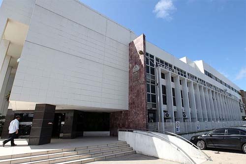  Homem que avançou carro contra multidão e matou um a tiros é condenado, mas vai recorrer em liberdade