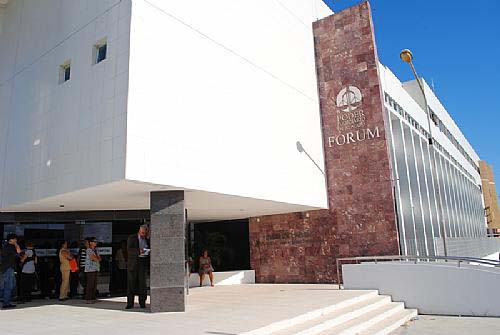 Acusada de jogar enteado da janela do quarto andar se torna ré por tentativa de homicídio