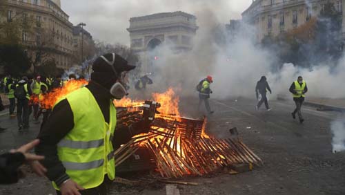 Paris é tomada por protestos dos ‘coletes amarelos’, sob os gritos “Macron, demissão”
