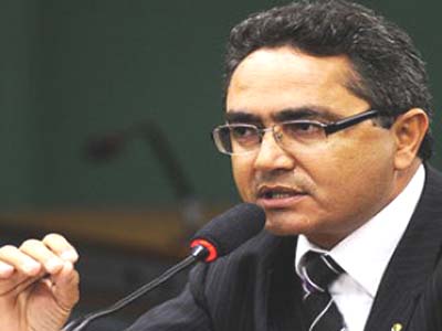 Chico Tenório chega a Maceió e irmão diz que prisão foi 
