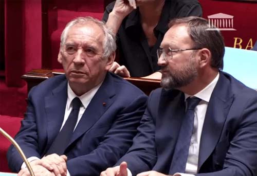 Mudança no Governo Francês: Assembleia Nacional Remove Primeira-Ministra em Meio a Crise Política