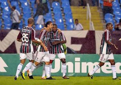 Fluminense vence jogo de nove gols contra o Grêmio e continua no páreo