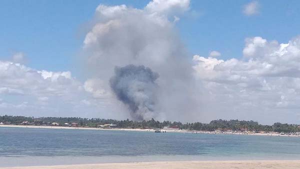Fumaça causada por incêndio em Maceió chama a atenção de banhistas em Paripueira; assista
