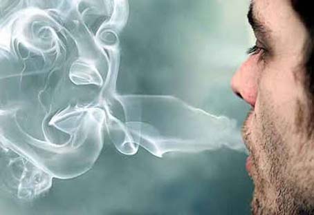 Acender o 1º cigarro logo após acordar aumenta risco de câncer
