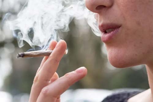 ALE promulga lei que estabelece multa para quem consumir maconha em público