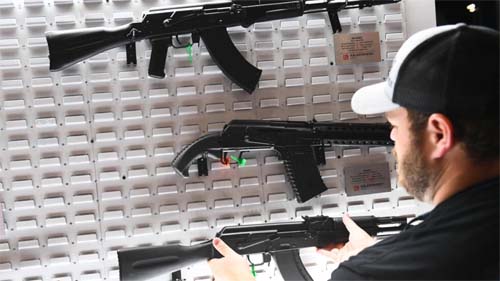 Biden pede proibição de fuzis após mais um massacre nos EUA; país tem mais armas do que cidadãos