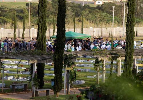 SP: família de PMs é enterrada sob comoção e indignação