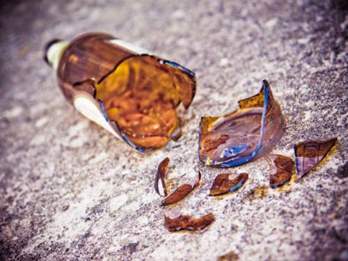 Jovem é ferida com pedaço de garrafa de vidro em bar da parte baixa de Penedo   TWITTER