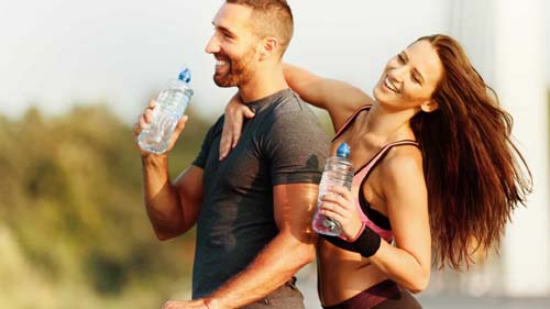 Reutilizar garrafas de água de plástico apresenta riscos à saúde