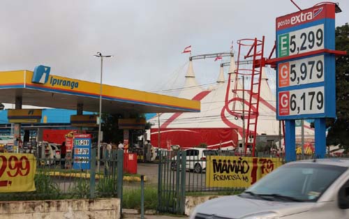 Gasolina acumula alta de 43% e pressiona ainda mais a renda familiar