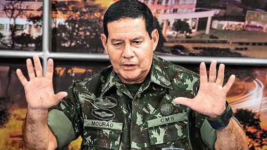 Ataque a Bolsonaro ajudou a conquistar eleitores indecisos, diz Mourão
