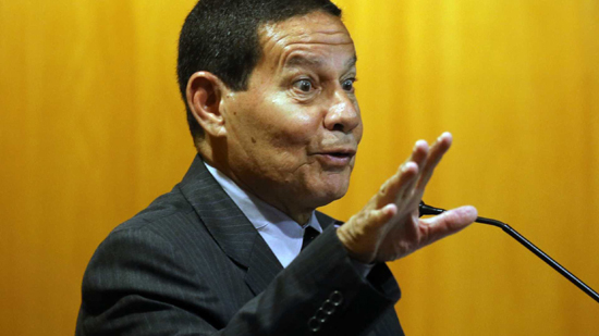 Casa só com 'mãe e avó' é 'fábrica de desajustados', diz Mourão