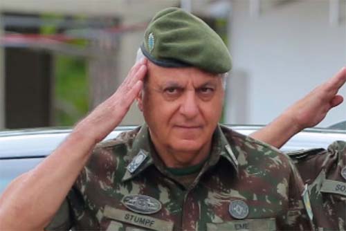 General atacado por militares radicais por barrar golpe rompe silêncio