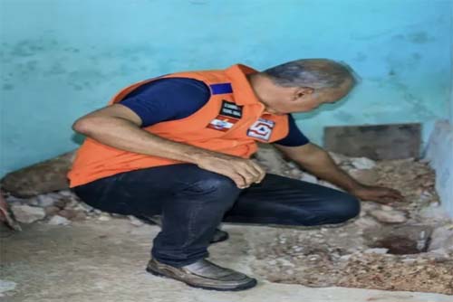 Geólogo coleta amostras para investigar superaquecimento e fumaça em residências de Penedo
