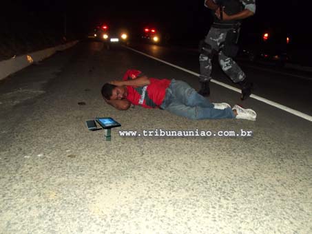 Carro roubado em Maceió é interceptado em União e após intenso tiroteio, bandidos saem feridos; um foi preso e outro conseguiu escapar