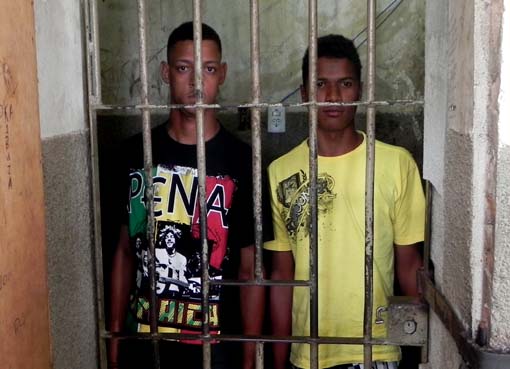 PM prende dois suspeitos portando arma de fogo em ponto de taxi na periferia de União