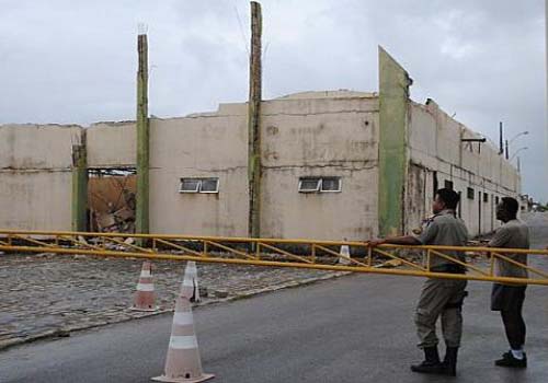 Ginásio da Academia da Polícia Militar desaba e provoca pânico em moradores
