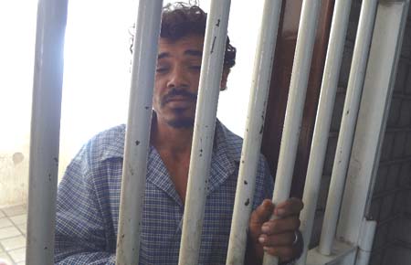 Sem teto mata amigo de farra a golpes de facão e joga corpo no Rio São Miguel