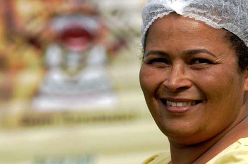 De cada 10 brasileiros, apenas três têm emprego com carteira assinada