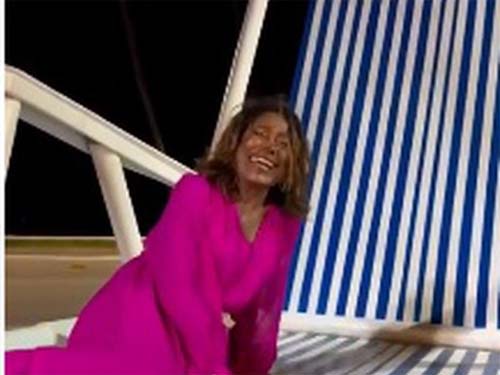 Em visita a Maceió, Glória Maria se diverte com ponto instagramável