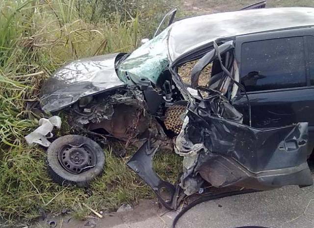 Eixo traseiro de caminhão se solta e atinge carro na BR-104