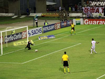 CRB desperdiça pênalti e perde em casa para o Paraná por 2x0