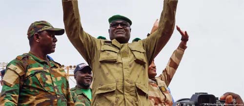 Golpes de Estado assolam ex-colônias francesas na África