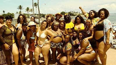 Contra a gordofobia, mulheres fazem ato 'Vai Ter Gorda na Praia' na BA