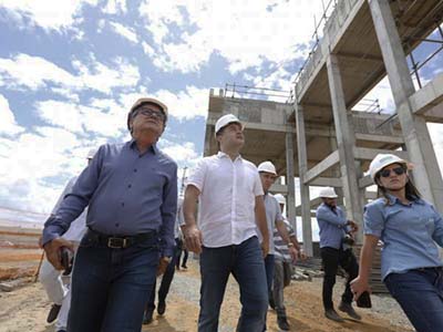 Governador visita obras de esgotamento sanitário no Benedito Bentes