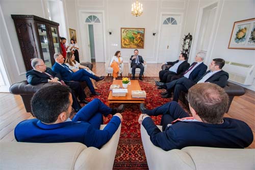 Governador recebe embaixador da Itália e concede incentivo a empresa de alimentos