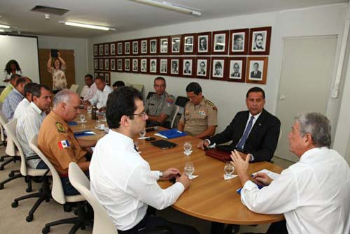 Governador discute realinhamento salarial com militares