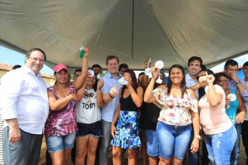 Governador em exercício entrega moradias em Piaçabuçu